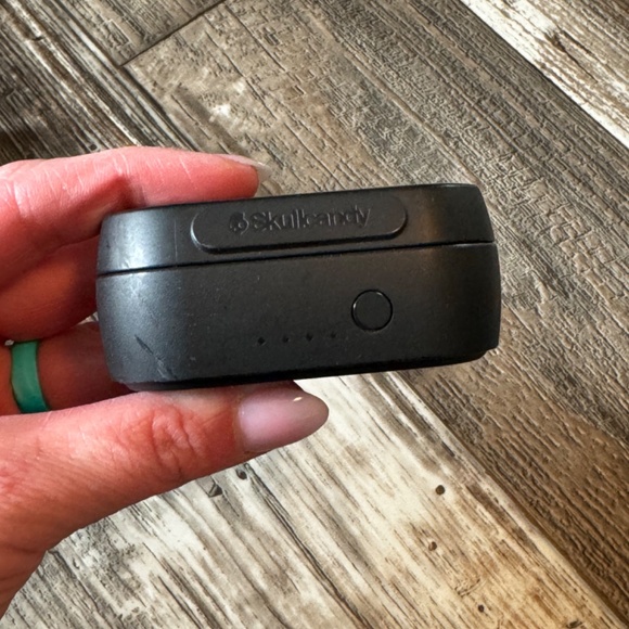 Skullcandy bluetooth wireless head phones. - Picture 4 of 5